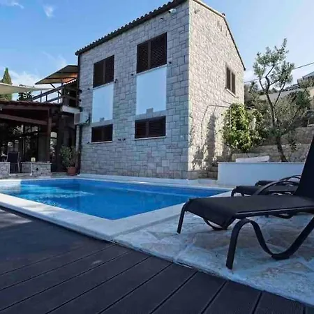 Willa Beachfront With Pool - Myway