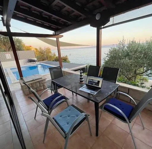 Beachfront With Pool - Myway