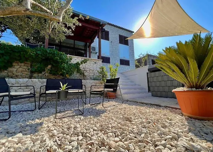 빌라 Beachfront With Pool - Myway