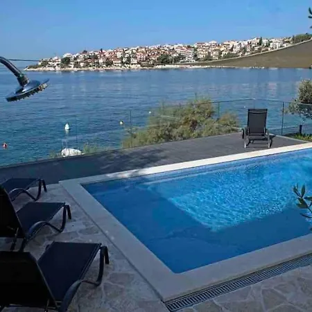 Beachfront With Pool - Myway Villa