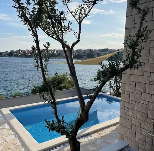 Beachfront With Pool - Myway 特罗吉尔